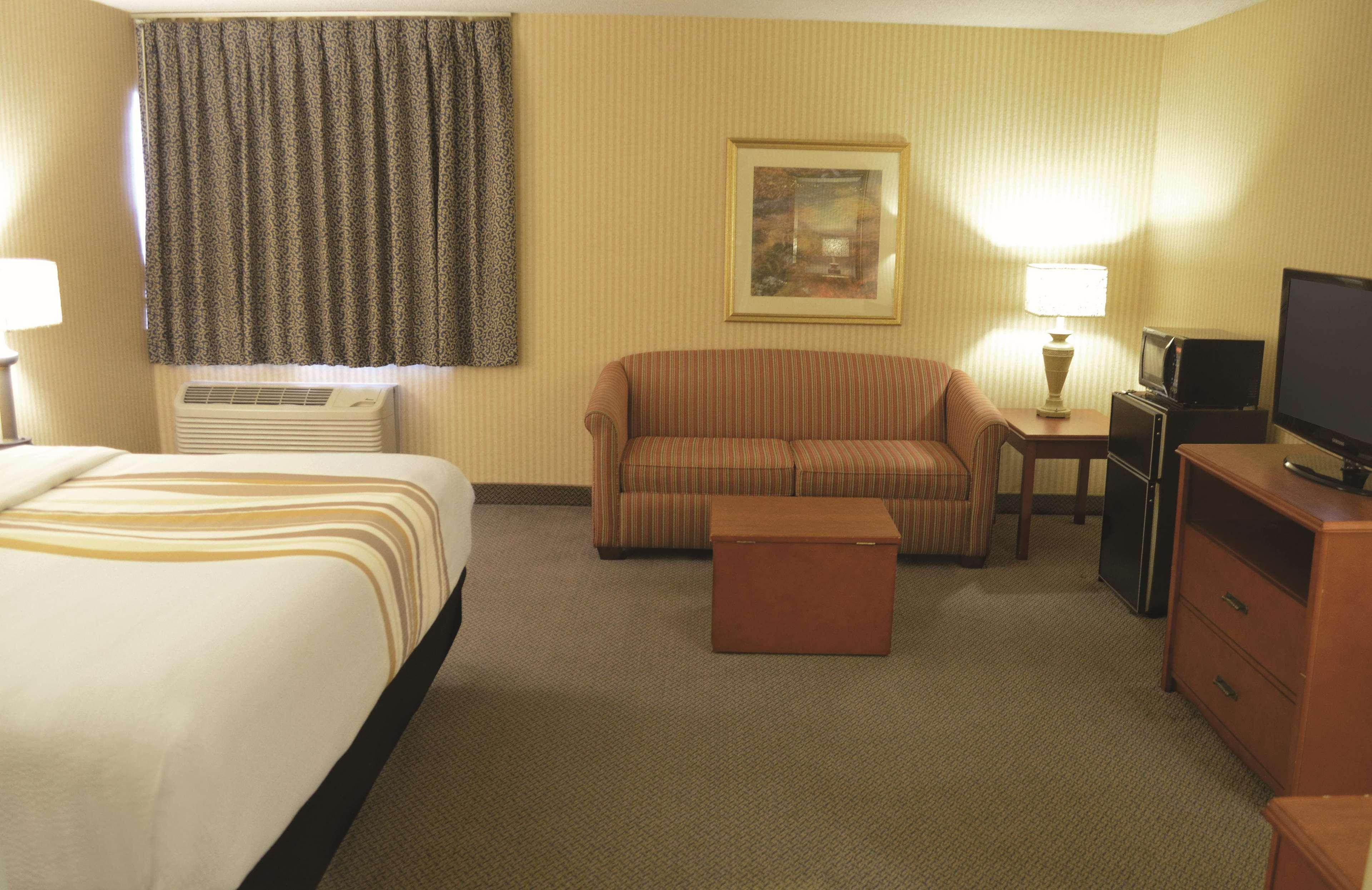 La Quinta By Wyndham Stevens Point Hotel Exterior photo